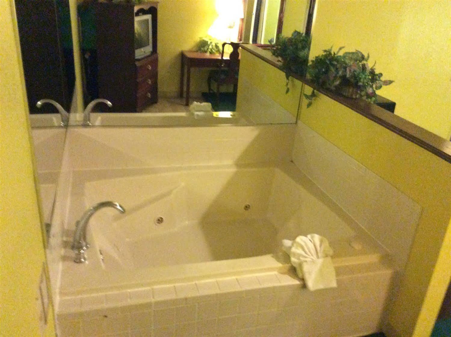Jameson Inn & Suites 볼링 그린 외부 사진